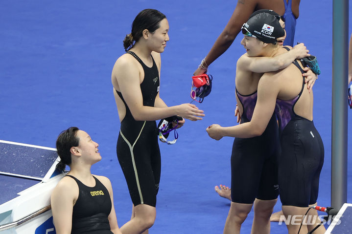 [항저우=뉴시스] 정병혁 기자 = 이은지, 고하루, 김서영, 허연경이 29일 중국 항저우 올림픽 스포츠센터 수영장에서 열린 여자 혼계영 400m 결선 경기에서 은메달을 차지한 뒤 깜짝놀라고 있다. 2023.09.29. jhope@newsis.com