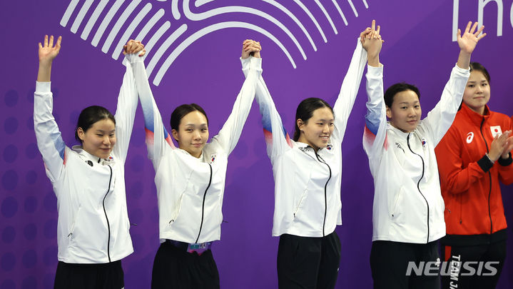 [항저우=뉴시스] 정병혁 기자 = 29일 중국 항저우 올림픽 스포츠센터 수영장에서 열린 여자 혼계영 400m에서 은메달을 차지한 이은지, 고하루, 김서영, 허연경이 시상대에 오르고 있다. 2023.09.29. jhope@newsis.com