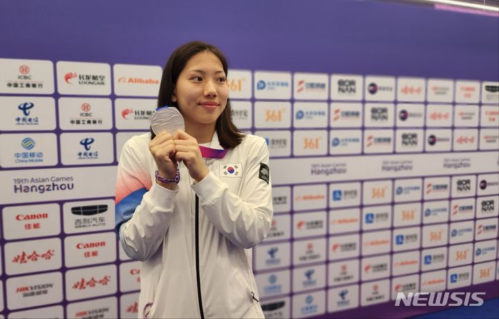 [항저우=뉴시스]김주희 기자=한국 수영 대표팀 권세현(안양시청)이 29일 중국 항저우 올림픽 스포츠센터 아쿠아틱 스포츠 아레나에서 은메달을 들고 포즈를 취하고 있다. 2023.09.29.