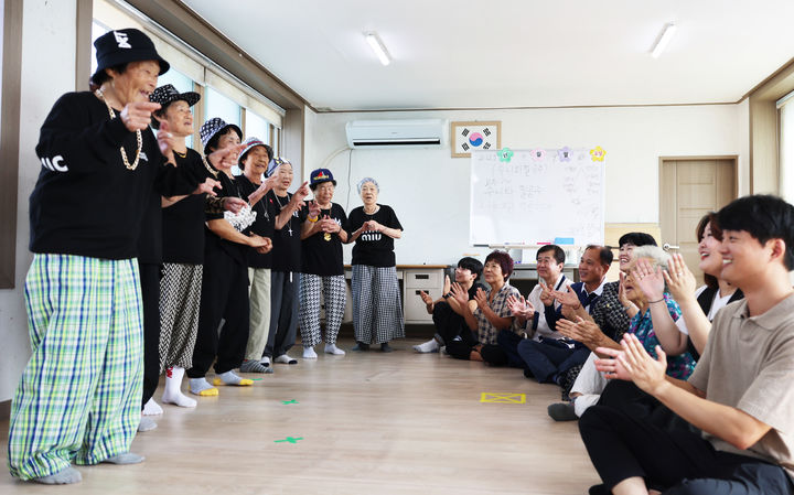 칠곡할매 힙합 그룹 '수니와 칠공주'가 추석날 가족들 앞에서 랩 공연을 하고 있다 (사진=칠곡군 제공) *재판매 및 DB 금지