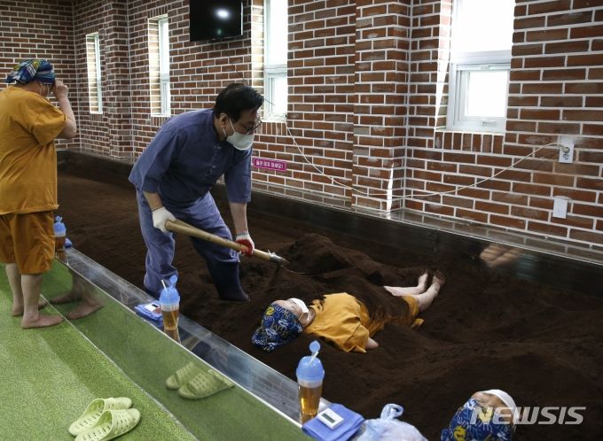 쌀겨효소 체험 모습. 화성시 제공