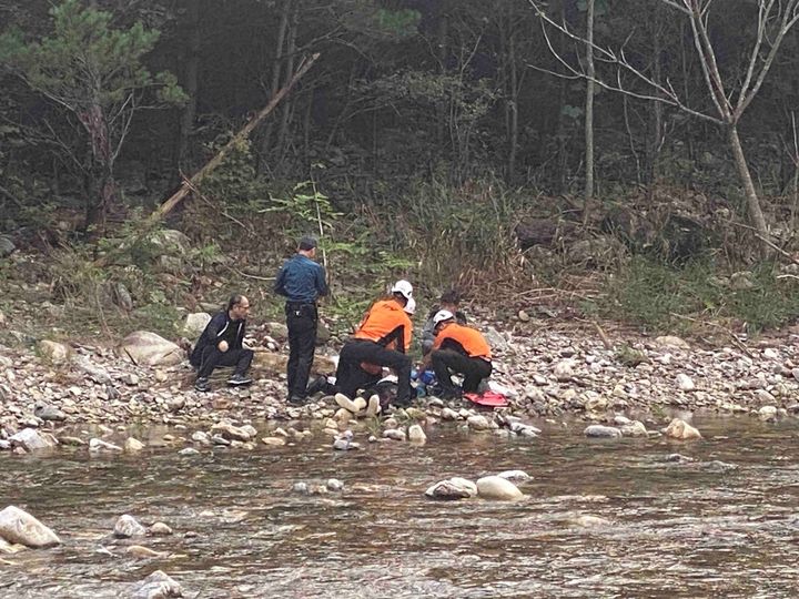30일 오전 7시 36분쯤 강원 양양군 현북면 남대천에서 물고기 그물을 걷으려 강에 들어간 70대 남성 A씨가 물에 빠져 숨졌다. 양양소방서 제공 *재판매 및 DB 금지