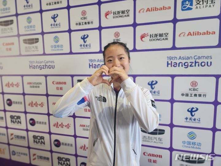 [항저우=뉴시스]김주희 기자=한국 탁구 대표팀 신유빈이 30일 중국 항저우 궁수 캐널 스포츠파크 체육관에서 열린 2022 항저우 아시안게임 여자 단식 8강에서 천쓰위(대만·48위)를 꺾고 준결승에 올랐다. 2023.09.30.