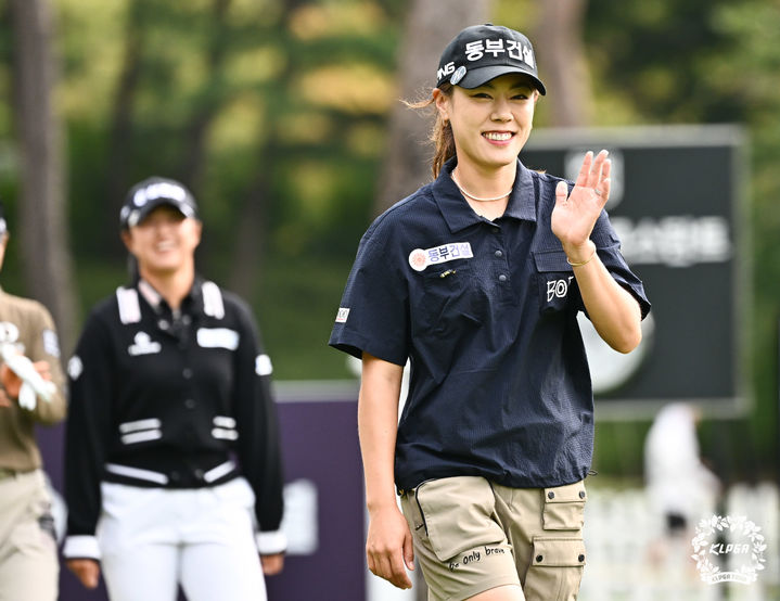 [서울=뉴시스]박주영 대보 hausD 오픈 2R 1번홀 티샷후 인사. 2023.09.30. (사진=KLPGA 제공) *재판매 및 DB 금지