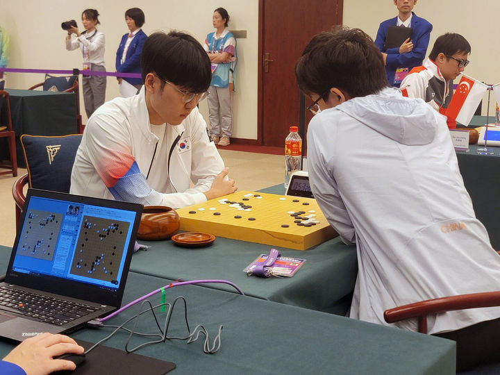 [서울=뉴시스] 아시안게임 바둑 남자단체전 4라운드 신진서(왼쪽) 9단vs커제 9단. (사진= 한국기원 제공) 2023.09.30. photo@newsis.com *재판매 및 DB 금지