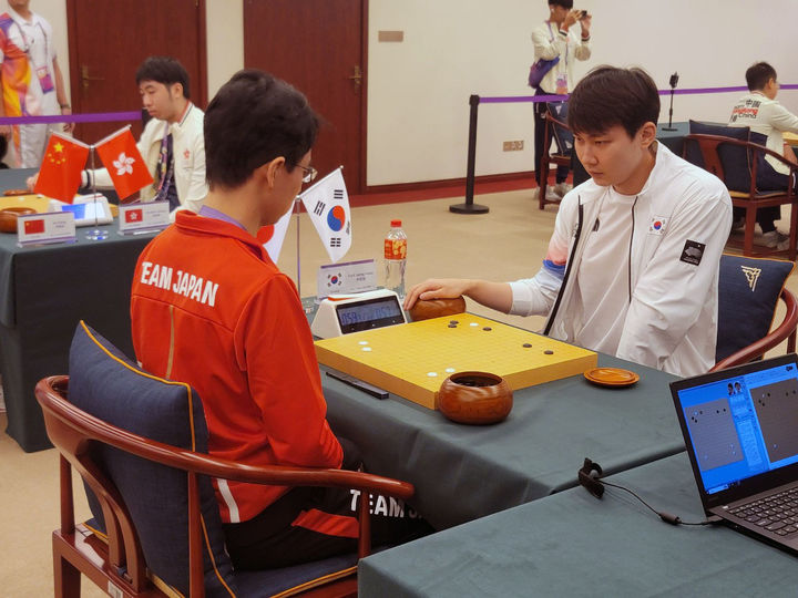 [서울=뉴시스] 아시안게임 바둑 남자단체전 3라운드 박정환(오른쪽) 9단vs이치리키 료 9단. (사진= 한국기원 제공) 2023.09.30. photo@newsis.com *재판매 및 DB 금지