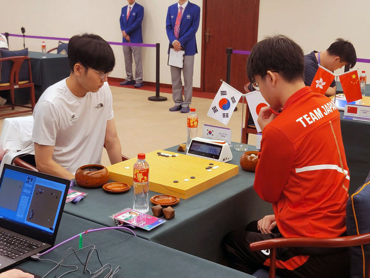 [서울=뉴시스] 아시안게임 바둑 남자단체전 3라운드 신진서(왼쪽) 9단vs사다아쓰시 7단. (사진= 한국기원 제공) 2023.09.30. photo@newsis.com *재판매 및 DB 금지