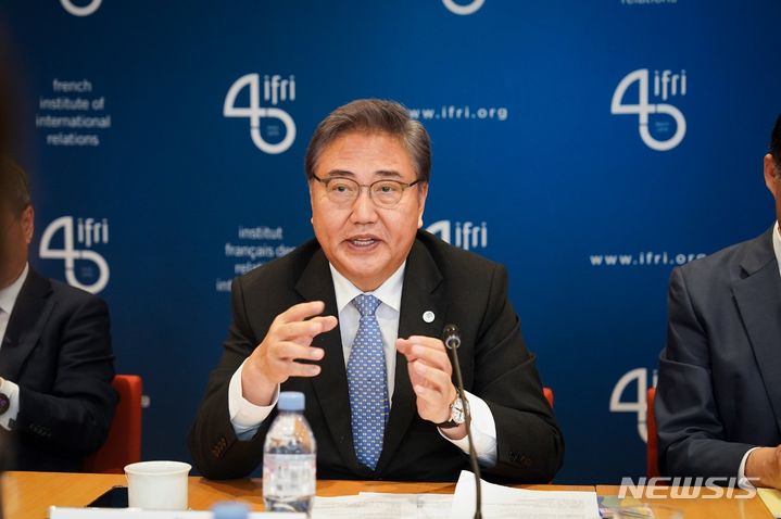 [서울=뉴시스]박진 외교부 장관은 29일(현지시간) 프랑스국제관계연구소(IFRI)에서 국제정치 전문가들과 '글로벌 중추국가(GPS)로서 한국의 외교'를 주제로 라운드테이블을 개최했다. (사진=외교부 제공) 2023.09.30. photo@newsis.com