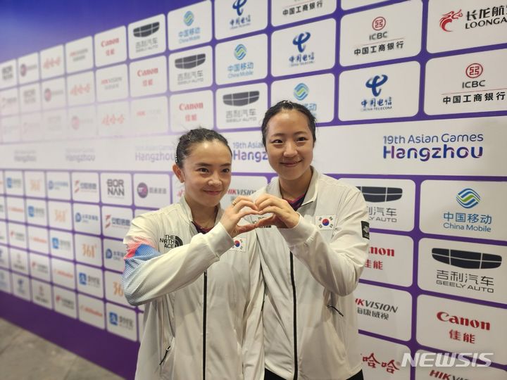 [항저우=뉴시스]김주희 기자=신유빈(오른쪽)-전지희 조가 30일 중국 항저우 궁수 캐널 스포츠파크 체육관에서 열린 2022 항저우 아시안게임 여자 복식 8강전에서 대만 천쓰위-황이화 조를 누르고 준결승에 진출했다. 2023.09.30.