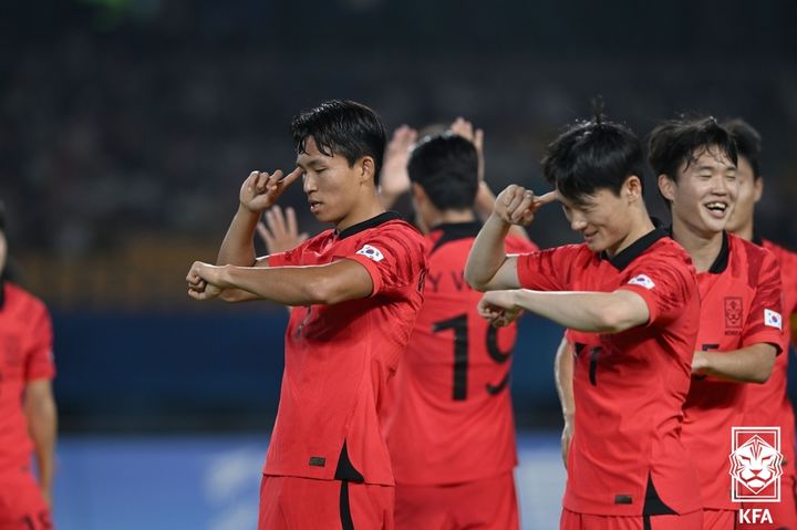 [서울=뉴시스] 황선홍호는 1일 중국 황룡 스포츠센터 스타디움에서 열린 남자 축구 8강 중국전서 홍현석, 송민규의 연속골에 힘입어 2-0으로 승리했다. 2023.09.30 (사진=대한축구협회 제공)