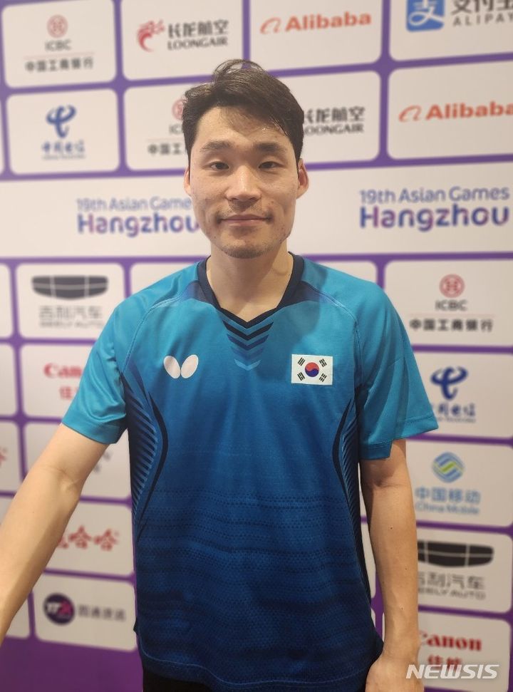 [항저우=뉴시스]김주희 기자=한국 탁구 대표팀 장우진은 30일 중국 항저우 궁수 캐널 스포츠파크 체육관에서 열린 2022 항저우 아시안게임 남자단식 8강전에서 일본 하리모토 토모카즈(20·4위)를 꺾고 준결승에 올랐다. 2023.09.30.