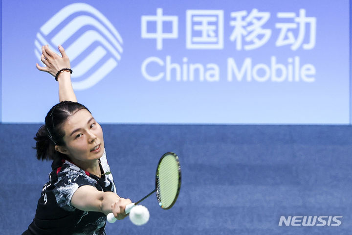 [항저우=뉴시스] 정병혁 기자 = 30일 중국 항저우 빈장체육관에서 열린 2022 항저우 아시안게임 배드민턴 여자 단체전 준결승 대한민국과 태국과의 4차전 경기, 김소영이 셔틀콕을 넘기고 있다. 2023.09.30. jhope@newsis.com