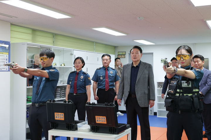 [서울=뉴시스] 윤석열 대통령이 30일 서울 중구 서울중부경찰서 을지지구대를 방문해 시뮬레이션 사격을 참관하고 있다. (사진=대통령실 제공). 2023.09.30. photo@newsis.com *재판매 및 DB 금지