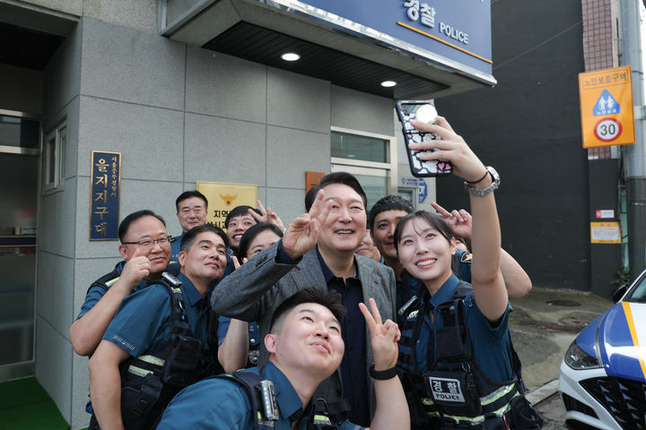 [서울=뉴시스] 윤석열 대통령이 30일 서울 중구 서울중부경찰서 을지지구대를 방문해 근무자들과 기념촬영하고 있다. (사진=대통령실 제공). 2023.09.30. photo@newsis.com *재판매 및 DB 금지