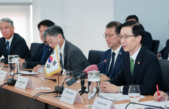 [서울=뉴시스] 방문규 산업통상자원부 장관이 29일(현지시각) 아프리카 카보베르데 산업통상에너지부 장관 집무실에서 알렉산드레 디아스 몬테이로(Alexandre Dias MONTEIRO) 카보베르데 산업통상에너지부 장관과 면담을 갖고 있다. (사진=산업통상자원부 제공) 2023.09.30. photo@newsis.com *재판매 및 DB 금지