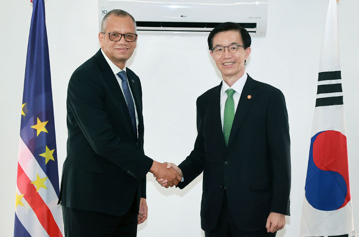 [서울=뉴시스] 방문규 산업통상자원부 장관이 29일(현지시각) 아프리카 카보베르데 산업통상에너지부 장관 집무실에서 알렉산드레 디아스 몬테이로(Alexandre Dias MONTEIRO) 카보베르데 산업통상에너지부 장관과 기념촬영을 하고 있다. (사진=산업통상자원부 제공) 2023.09.30. photo@newsis.com *재판매 및 DB 금지