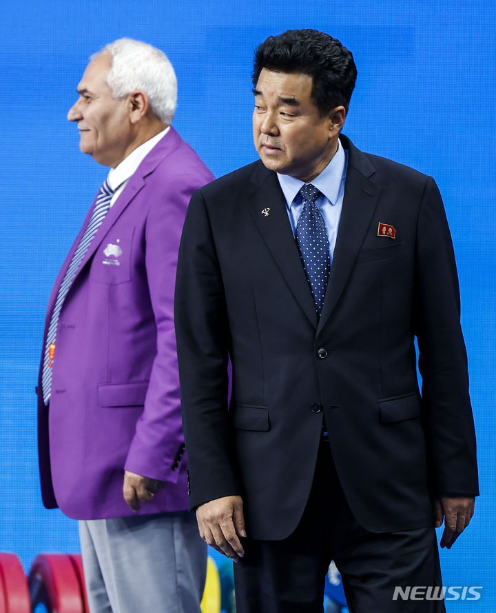 [항저우=뉴시스] 정병혁 기자 = 30일 중국 항저우 샤오산 스포츠센터에서 열린 2022 항저우 아시안게임 역도 여자 55kg급 시상식에 북한 김일국 체육상이 시상자로 올라와있다. 2023.09.30. jhope@newsis.com