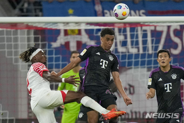 [라이프치히=AP/뉴시스] 독일 바이에른뮌헨 수비수 김민재가 1일 라이프치히 원정 경기에 출전해 경기를 뛰고 있다.
