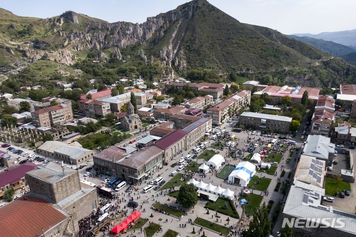 [고리스=AP/뉴시스] 지난달 29일(현지시간) 아제르바이잔 접경 지역인 아르메니아 고리스에 설치된 나고르노-카라바흐 난민촌 모습. 2023.10.02.