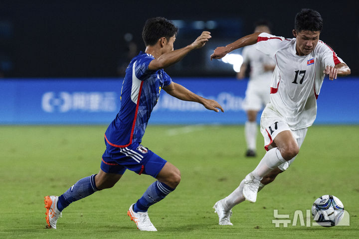 [항저우=AP/뉴시스] 2022 항저우 아시안게임 남자 축구 8강전에서 일본에 1-2로 패배한 북한. 2023.10.01.