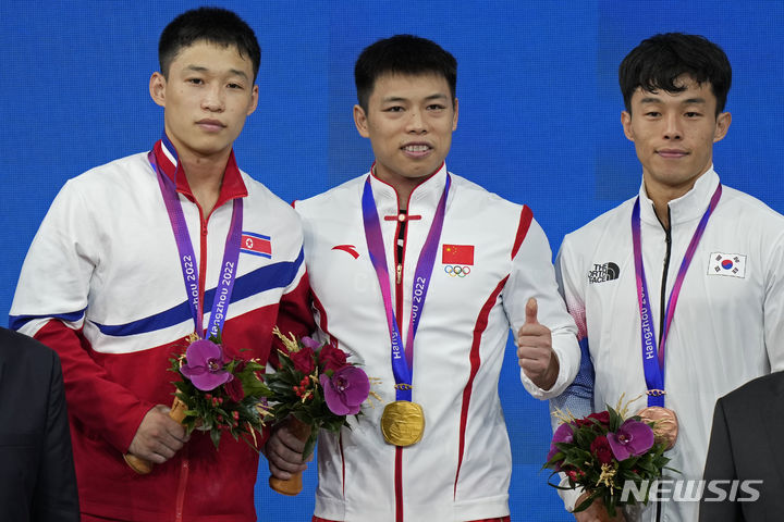 [항저우=AP/뉴시스] 2022 항저우 아시안게임 역도 남자 67㎏급 메달리스트. 왼쪽부터 북한의 리원주, 중국의 천리쥔, 한국 대표팀의 이상연. 2023.10.01