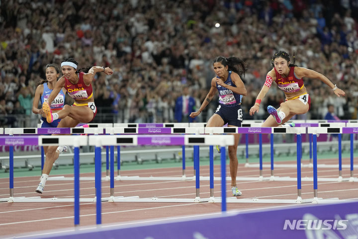 [항저우=AP/뉴시스] 1989년 6월4일 톈안먼 민주화 시위(톈안먼 사태)를 연상시키는 장면이 2022 항저우 아시안게임에서 우연히 연출돼 중국 관영 매체가 관련 사진을 삭제하는 일이 일어났다. 사진은 지난 1일 항저우 아시안게임 여자 육상 100m 허들 결승전에서 중국 선수 린위웨이(왼쪽)와 우옌니가 경기를 하는 모습. 2023.10.05.