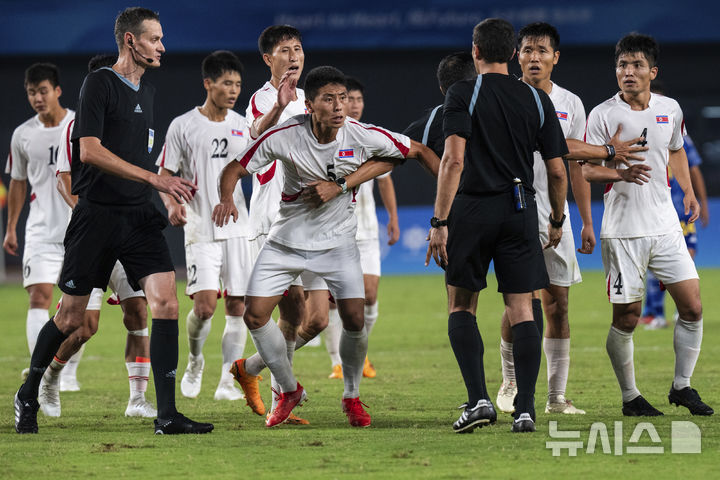[항저우=AP/뉴시스] 2022 항저우 아시안게임 남자 축구 8강전에서 일본에 1-2로 패배한 북한. 2023.10.01.