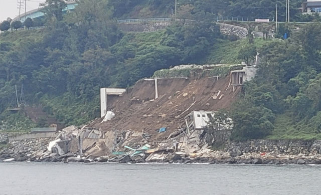 [거제=뉴시스] 신정철 기자= 경남 거제시 장목면 바닷가에 자리한 4층 규모 숙박시설이 지난달 26일 오전 5시께 리모델링 공사 중 무너져 내려 건물 잔해만 남았다.(사진=독자 제공).2023.10.01. photo@newsis.com *재판매 및 DB 금지