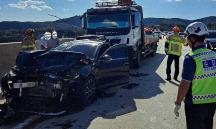 [홍천=뉴시스] 1일 오후 2시 28분경 강원도 홍천군 화촌면 외삼포리 산 63-1&nbsp; 서울-양양고속도로 홍천IC인근서 차량 4대가 충돌하는 사고가 발생했다. 강원소방본부 제공&nbsp; *재판매 및 DB 금지