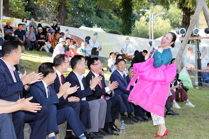 [창원=뉴시스] 강경국 기자 = 경남 창원시 마산합포구 만날근린공원에서 계묘년 마산만날제가 30일부터 2일까지 개최되는 가운데 1일 시민들의 안녕을 기원하는 축고제가 열리고 있다. (사진=창원시청 제공). 2023.10.01. photo@newsis.com *재판매 및 DB 금지