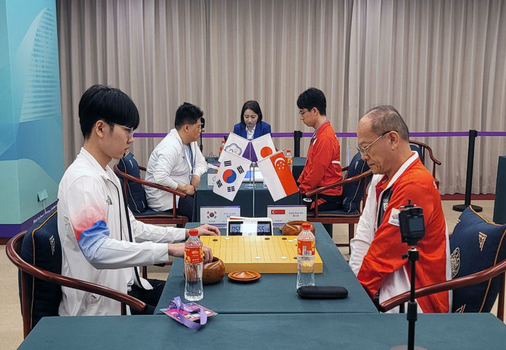 [서울=뉴시스] 아시안게임 바둑 남자단체전 5라운드 신진서(왼쪽)vs캉잔빈. (사진= 한국기원 제공) 2023.10.01. photo@newsis.com *재판매 및 DB 금지