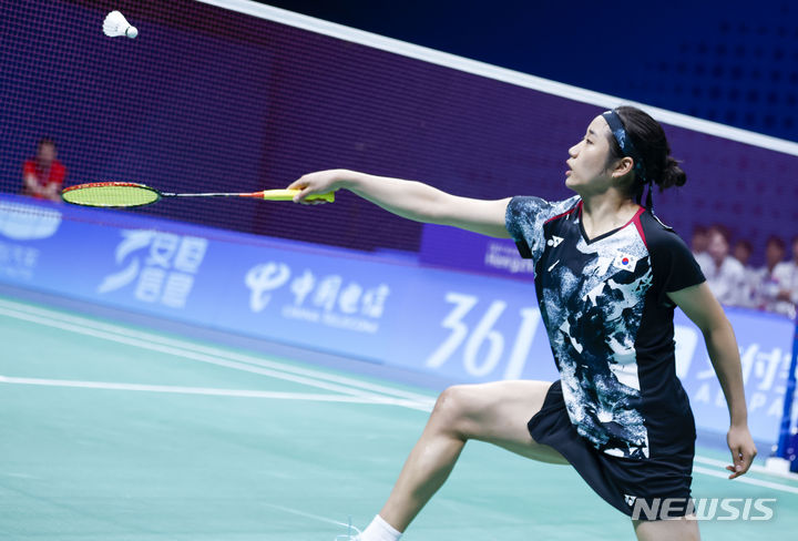 [항저우=뉴시스] 정병혁 기자 = 1일 중국 항저우 빈장체육관에서 열린 2022 항저우 아시안게임 배드민턴 여자 단체전 결승 대한민국과 중국과의 경기, 안세영이 상대 공격을 받아내고 있다. 2023.10.01. jhope@newsis.com