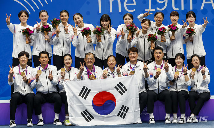 [항저우=뉴시스] 정병혁 기자 = 1일 중국 항저우 빈장체육관에서 열린 2022 항저우 아시안게임 배드민턴 여자 단체전 결승에서 금메달을 차지한 안세영을 비롯한 선수들이 메달을 목에 걸고 감독 및 코치진과 기념촬영을 하고 있다.. 2023.10.01. jhope@newsis.com