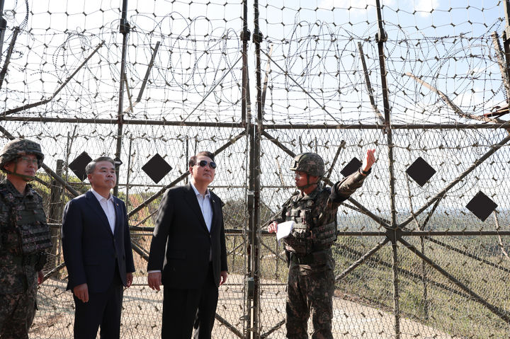 [연천=뉴시스] 윤석열 대통령이 1일 경기도 연천군 육군 제25사단을 찾아 철책을 시찰하고 있다. (사진=대통령실 제공) 2023.10.01. photo@newsis.com *재판매 및 DB 금지