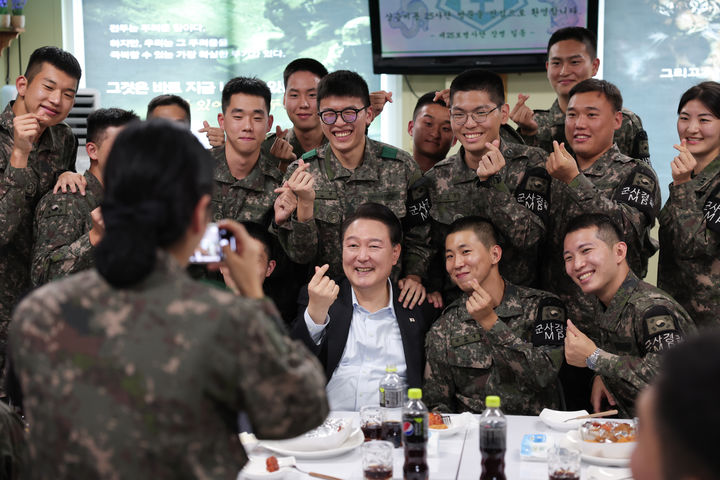 [연천=뉴시스] 윤석열 대통령이 1일 경기도 연천군 육군 제25사단 한 소초에서 열린 간담회에서 장병들과 기념촬영하고 있다. (사진=대통령실 제공) 2023.10.01. photo@newsis.com *재판매 및 DB 금지