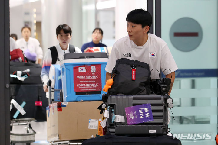 [인천공항=뉴시스] 조성우 기자 = 한국 여자 축구대표팀 박은선 등 선수들이 1일 오후 인천국제공항 제1여객터미널을 통해 귀국하고 있다. 여자대표팀은 전날 열린 북한과 대회 8강전에서 손화연의 퇴장으로 인한 수적 열세를 극복하지 못하고 1-4로 지며 2022 항저우 아시안게임 4강 진출에 실패했다. 2023.10.01. xconfind@newsis.com