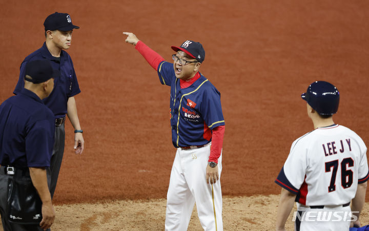 [항저우=뉴시스] 정병혁 기자 = 1일 중국 항저우 샤오싱 야구장에서 열린 2022 항저우 아시안게임 대한민국 대 홍콩의 경기, 3회말 무사 주자 1, 2루 상황, 강백호 뜬공 때 아웃 상황 관련해서 홍콩 감독과 이종열 1루 코치가 심판에 어필하고 있다. 2023.10.01. jhope@newsis.com