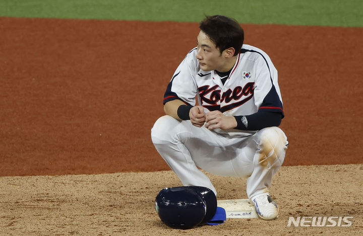 [항저우=뉴시스] 정병혁 기자 = 1일 중국 항저우 샤오싱 야구장에서 열린 2022 항저우 아시안게임 대한민국 대 홍콩의 경기, 3회말 무사 주자 1, 2루 상황, 강백호 뜬공 때 2루 주자 최지훈이 포스아웃 당한 뒤 베이스에 앉아 있다. 2023.10.01. jhope@newsis.com