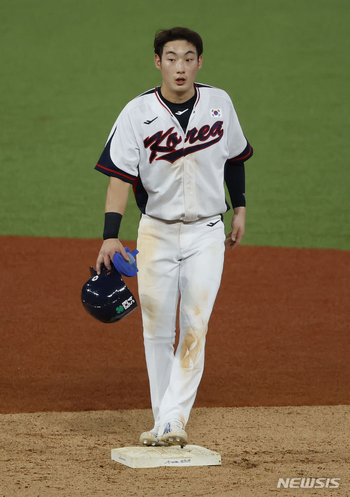 [항저우=뉴시스] 정병혁 기자 = 1일 중국 항저우 샤오싱 야구장에서 열린 2022 항저우 아시안게임 대한민국 대 홍콩의 경기, 3회말 무사 주자 1, 2루 상황, 강백호 뜬공 때 2루 주자 최지훈이 포스아웃 당한 뒤 베이스에 앉아 있다.&nbsp; 2023.10.01. jhope@newsis.com