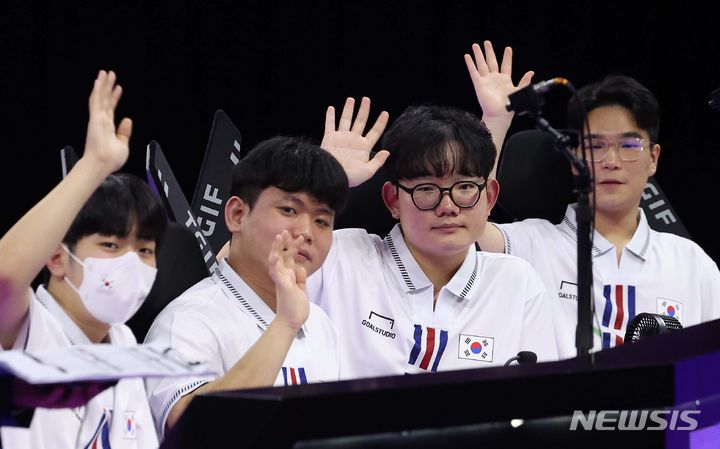 [항저우=뉴시스] 조수정 기자 = 1일 중국 항저우 이스포츠센터에서 열린 2022 항저우 아시안게임 E스포츠 '배틀그라운드 모바일(아시안게임버전)' 결승전에서 한국 최영재(왼쪽부터), 김동현, 권순빈, 김성현이 은메달로 경기를 마친 뒤 손을 흔들고 있다. 2023.10.01. chocrystal@newsis.com