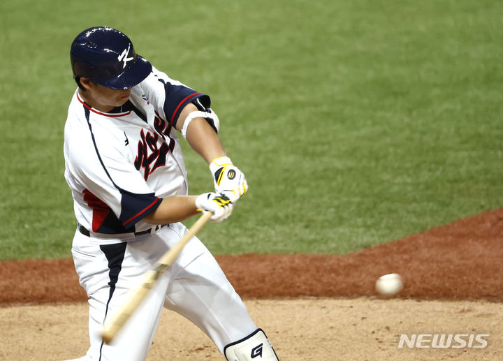 [항저우=뉴시스] 정병혁 기자 = 1일 중국 항저우 샤오싱 야구장에서 열린 2022 항저우 아시안게임 야구 B조 조별리그 대한민국 대 홍콩의 경기, 8회말 1사 주자 1, 3루 상황 노시환이 1타점 적시타를 치고 있다. 2023.10.01. jhope@newsis.com
