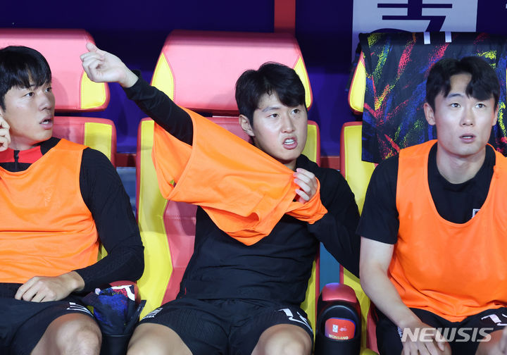 [항저우=뉴시스] 고승민 기자 = 1일 중국 항저우 황룽 스포츠센터 스타디움에서 열린 2022 항저우 아시안게임 남자 축구 8강전 한국 대 중국 경기, 시작 전 이강인이 예비 선수 조끼를 입고 있다. 2023.10.01. kkssmm99@newsis.com