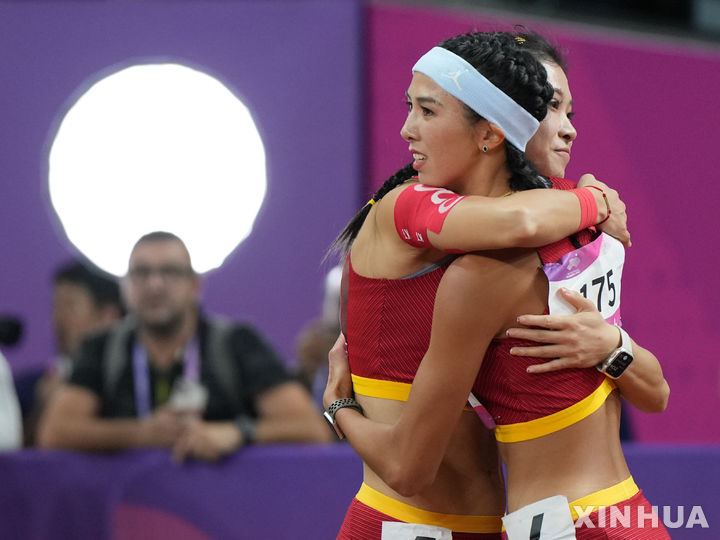 [항저우=신화/뉴시스] 1989년 6월4일 톈안먼 민주화 시위(톈안먼 사태)를 연상시키는 장면이 2022 항저우 아시안게임에서 우연히 연출돼 중국 관영 매체가 관련 사진을 삭제하는 일이 일어났다. 사진은 지난 1일 항저우 아시안게임 여자 육상 100m 허들 결승전 직후 금메달을 딴 중국 선수 린위웨이(오른쪽)가 은메달리스트인 자국 동료 우옌니를 포옹하는 모습. 2023.10.05