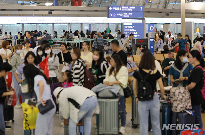 [인천공항=뉴시스] 조성우 기자 = 인천국제공항 제1여객터미널 출국장이 인파로 북적이고 있다.  2023.10.01. xconfind@newsis.com