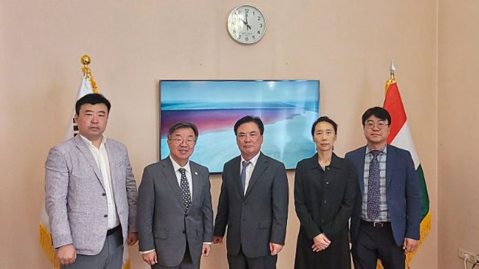 경일대와 주헝가리 한국문화원이 업무협약을 체결한 후 양 기관 관계자들이 단체 기념 사진을 촬영하고 있다. 사진은 정현태 총장(중간)과 주헝가리 홍규덕 대사(왼쪽서 두 번째) 인숙진 원장(오른쪽서 두 번째)이다.&nbsp;&nbsp; *재판매 및 DB 금지