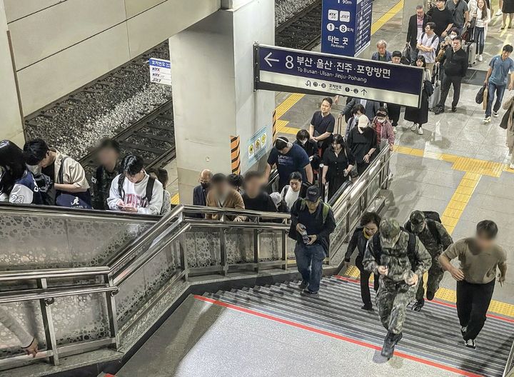 [대구=뉴시스] 정재익 기자 = 추석 연휴 닷새째인 2일 대구시 동대구역 승강장에 기차에서 내린 시민들이 분주히 이동하고 있다. 2023.10.02. jjikk@newsis.com *재판매 및 DB 금지