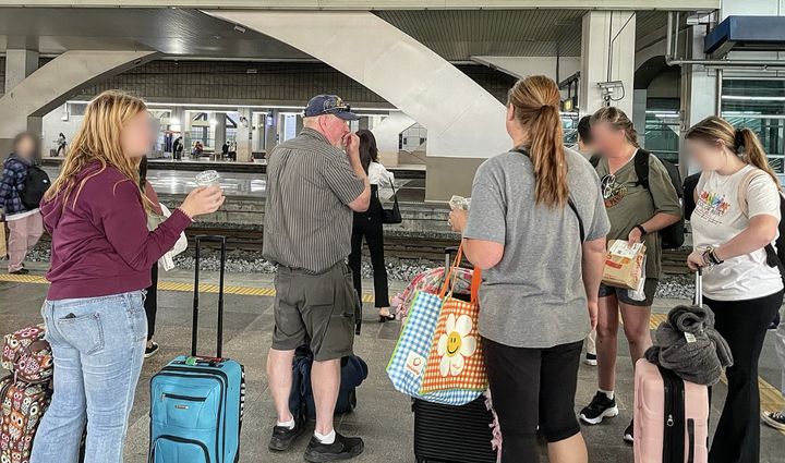 [대구=뉴시스] 정재익 기자 = 추석 연휴 닷새째인 2일 대구시 동대구역 승강장에 외국인 가족이 기차를 기다리고 있다. 2023.10.02. jjikk@newsis.com *재판매 및 DB 금지