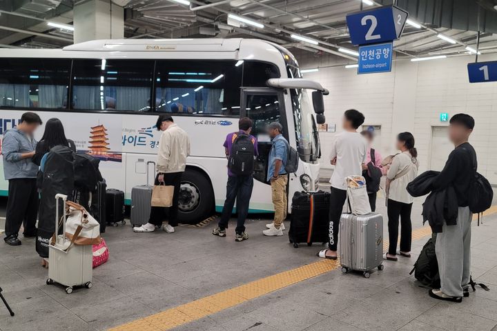 [대구=뉴시스] 이상제 기자 = 추석 연휴 닷새째인 2일 대구시 동대구역 복합환승센터에서 시민들이 버스를 타기 위해 줄 서 있다. 2023.10.02. king@newsis.com *재판매 및 DB 금지