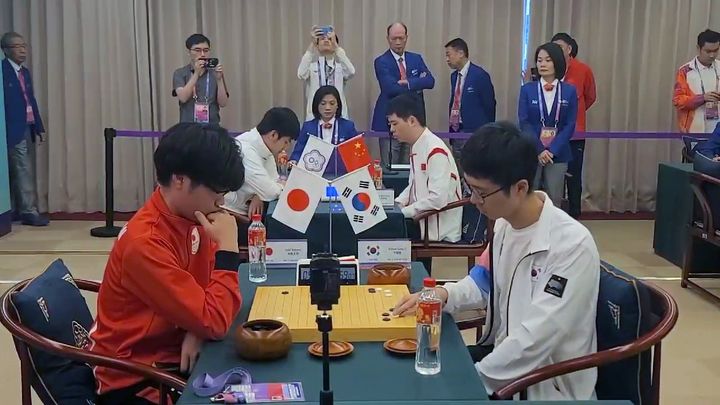 [서울=뉴시스] 아시안게임 바둑 남자단체전 6라운드에 출전한 변상일(오른쪽)vs세키 고타로. (사진= 한국기원 제공) 2023.10.02. photo@newsis.com *재판매 및 DB 금지