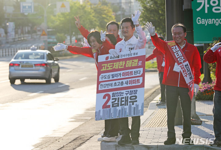 아침인사하는 김태우 강서구청장 보궐선거 후보와 윤재옥 원내대표.  [서울=뉴시스] 김명년 기자 = 윤재옥 국민의힘 원내대표가 지난 2일 오전 서울 강서구 강서구청사거리에서 김태우 강서구청장 보궐선거 후보와 당직자들과 함께 선거 유세를 하고 있다. 2023.10.02. kmn@newsis.com